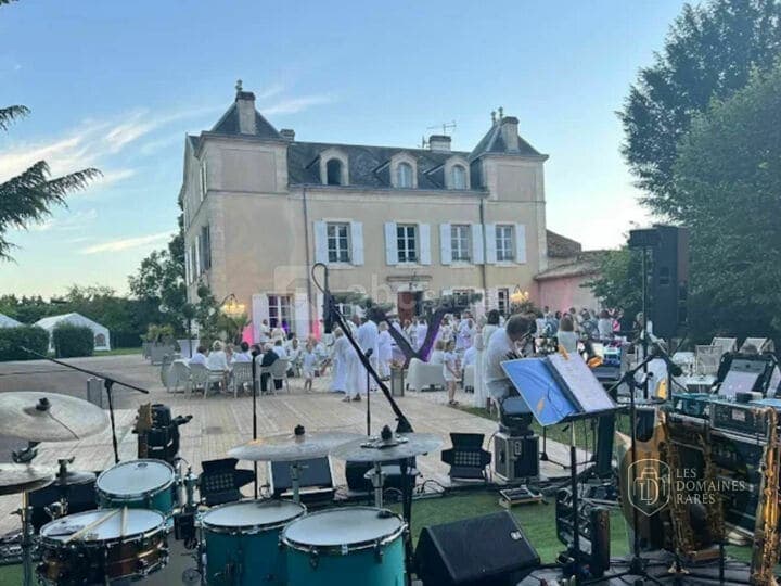 Concert en plein air devant le bâtiment