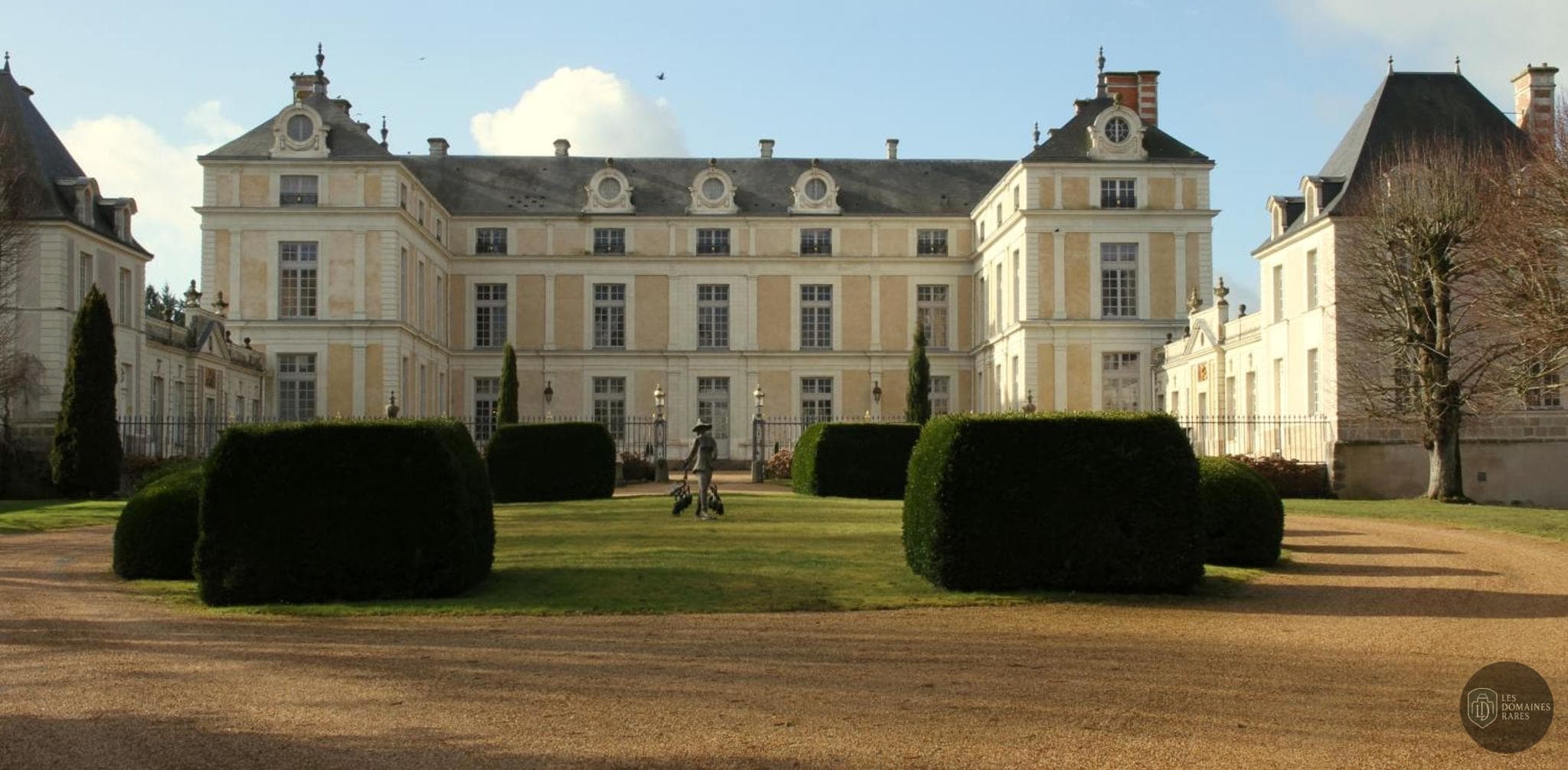 Vue extérieure du château Château Colbert à Maulévrier en Pays de la Loire