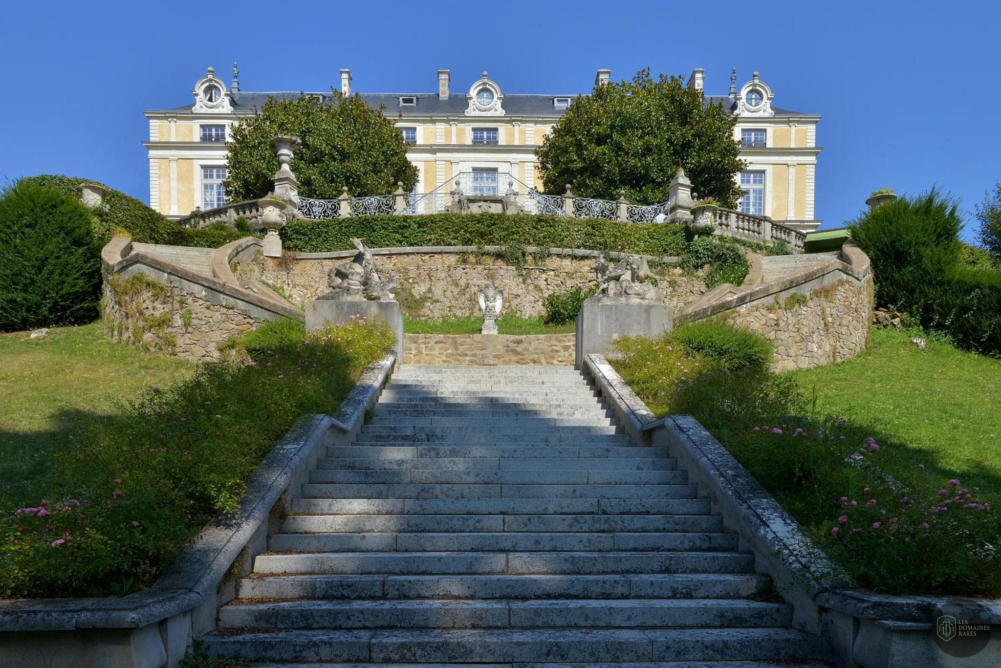 Vue extérieure du château Château Colbert à Maulévrier en Pays de la Loire