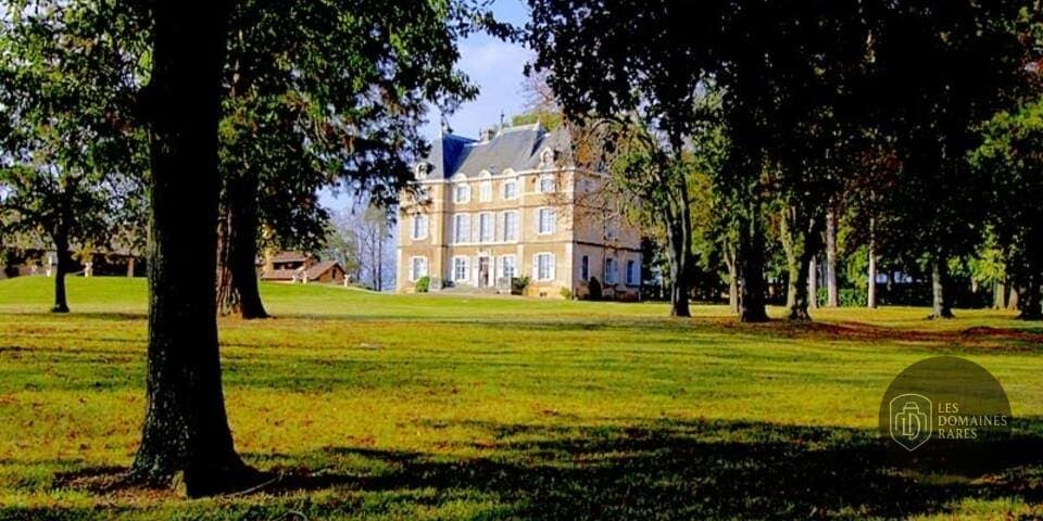 Vue extérieure du château Château Talance à Denice en Auvergne-Rhône-Alpes