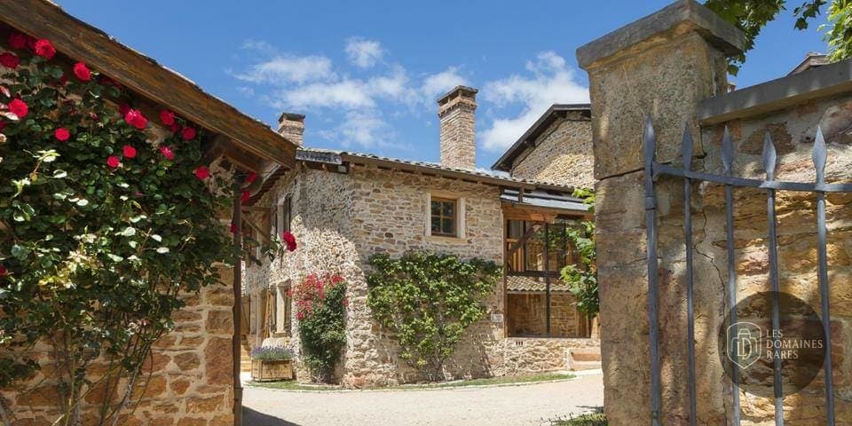 Vue extérieure du château Château Talance à Denice en Auvergne-Rhône-Alpes