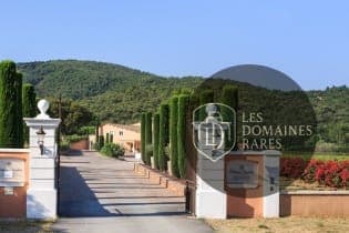 Vue extérieure du château Château Vaudois en Provence-Alpes-Côte d'Azur