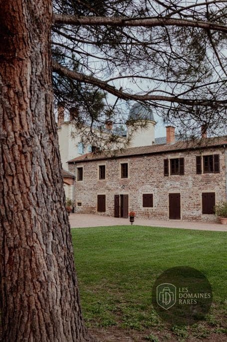 Vue extérieure du château Château d'Ailly à Parigny en Auvergne-Rhône-Alpes