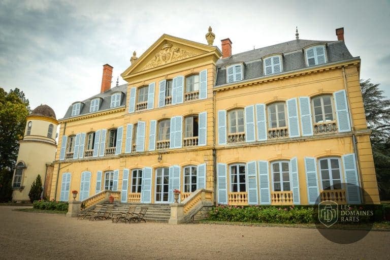 Vue extérieure du château Château d'Ailly à Parigny en Auvergne-Rhône-Alpes