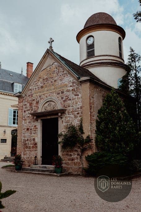 Vue extérieure du château Château d'Ailly à Parigny en Auvergne-Rhône-Alpes