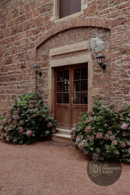 Vue extérieure du château Château d'Ailly à Parigny en Auvergne-Rhône-Alpes