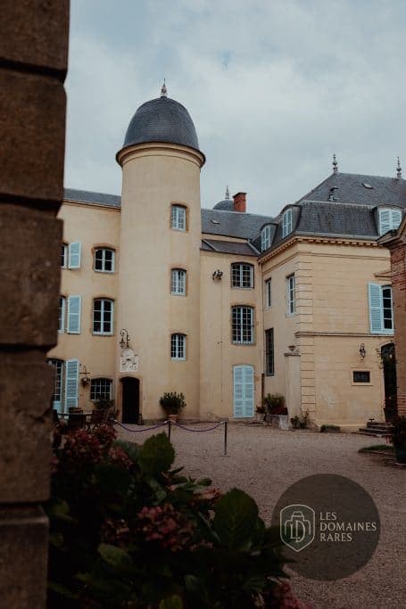 Vue extérieure du château Château d'Ailly à Parigny en Auvergne-Rhône-Alpes