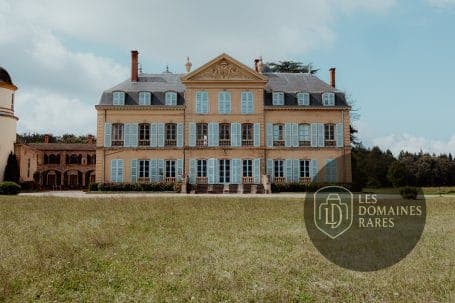 Vue extérieure du château Château d'Ailly à Parigny en Auvergne-Rhône-Alpes