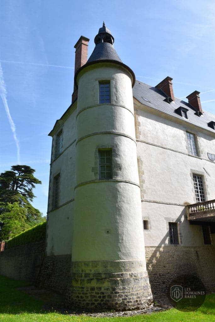 Vue extérieure du château Château d'Amoy à Oison en Centre-Val de Loire