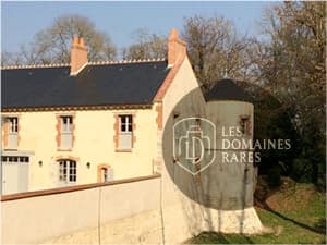 Vue extérieure du château Château d'Amoy à Oison en Centre-Val de Loire