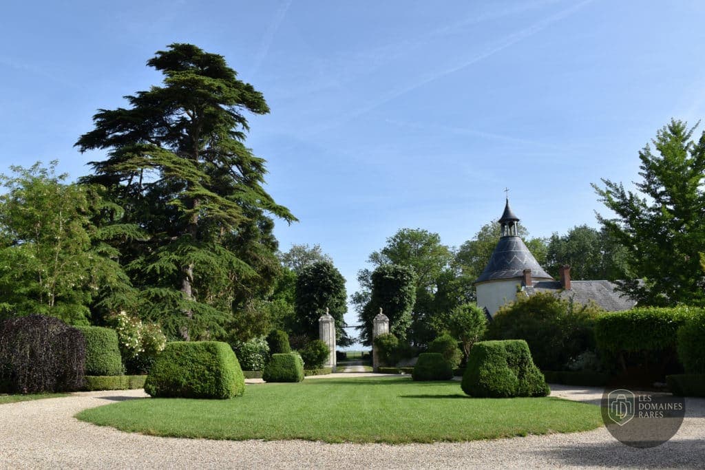 Vue extérieure du château Château d'Amoy à Oison en Centre-Val de Loire
