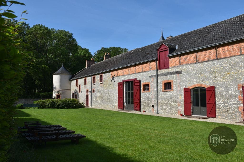 Vue extérieure du château Château d'Amoy à Oison en Centre-Val de Loire