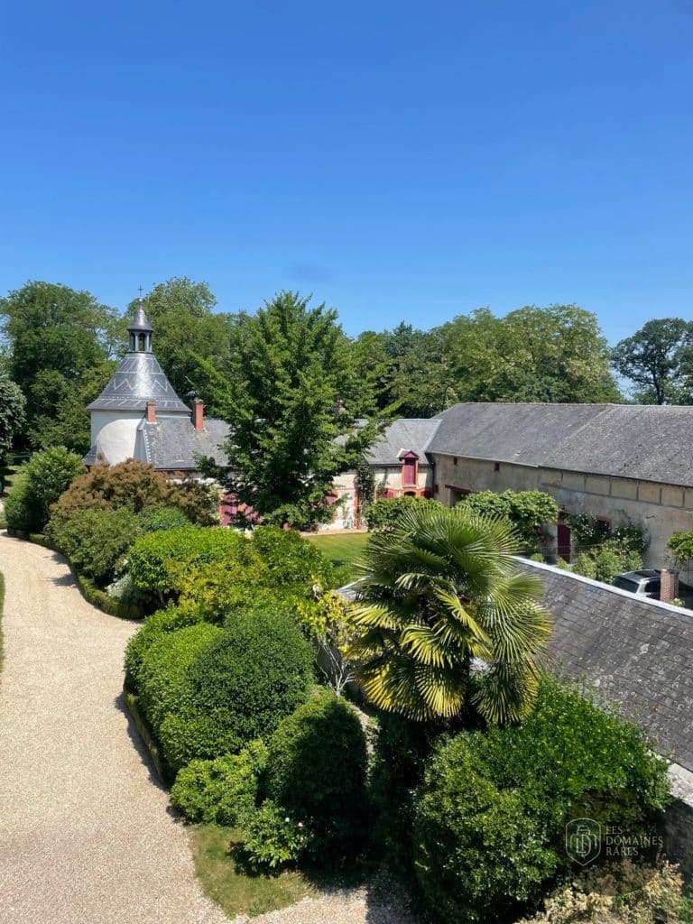 Vue extérieure du château Château d'Amoy à Oison en Centre-Val de Loire