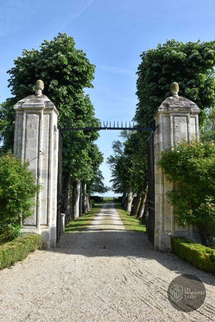 Vue extérieure du château Château d'Amoy à Oison en Centre-Val de Loire