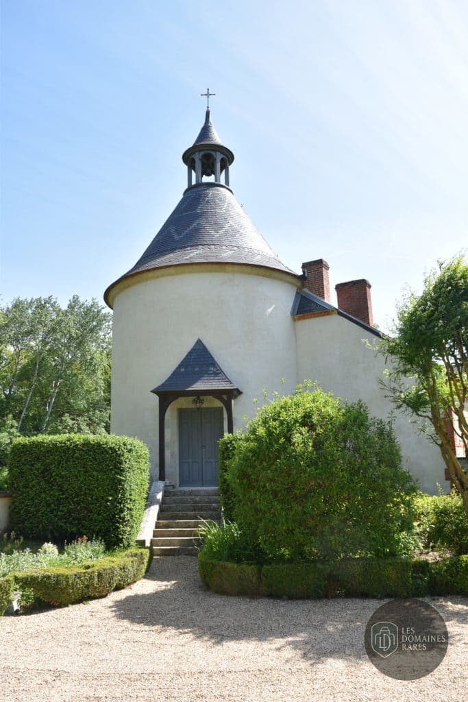 Vue extérieure du château Château d'Amoy à Oison en Centre-Val de Loire