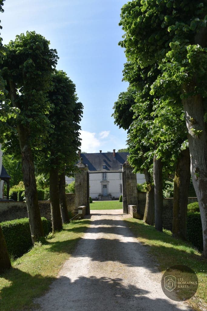 Vue extérieure du château Château d'Amoy à Oison en Centre-Val de Loire