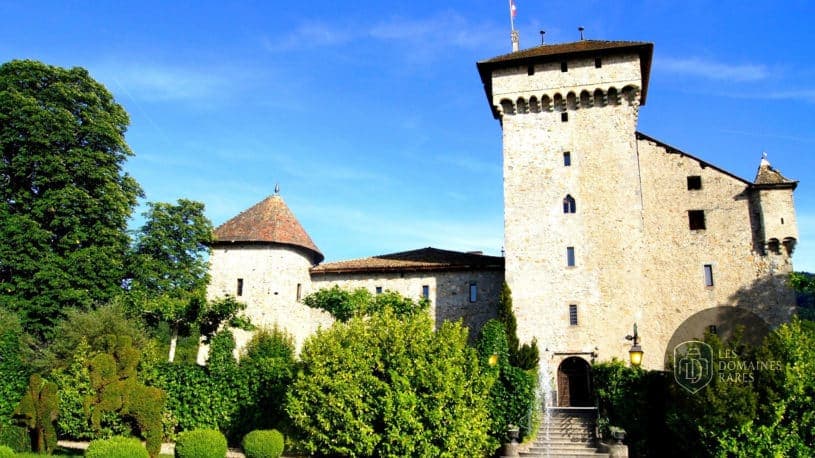 Vue extérieure du château Château d'Avully à Brenthonne en Auvergne-Rhône-Alpes