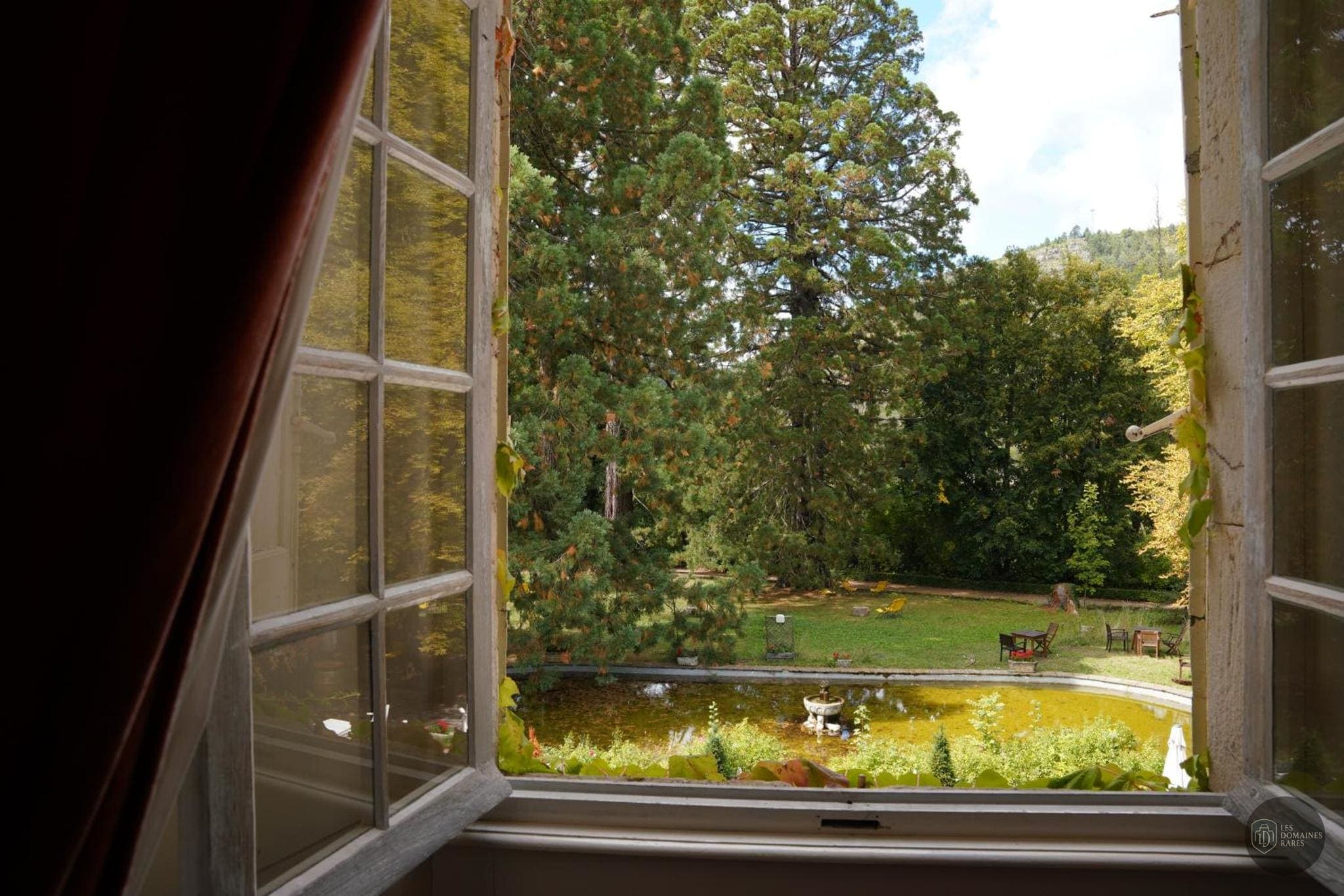Vue extérieure du château Château d'Ayres à Meyrueis en Occitanie