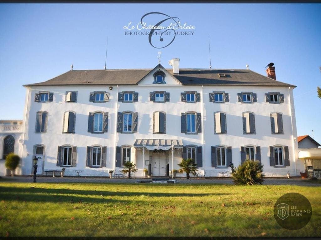 Vue extérieure du château Château d'Orleix à Orleix en Occitanie