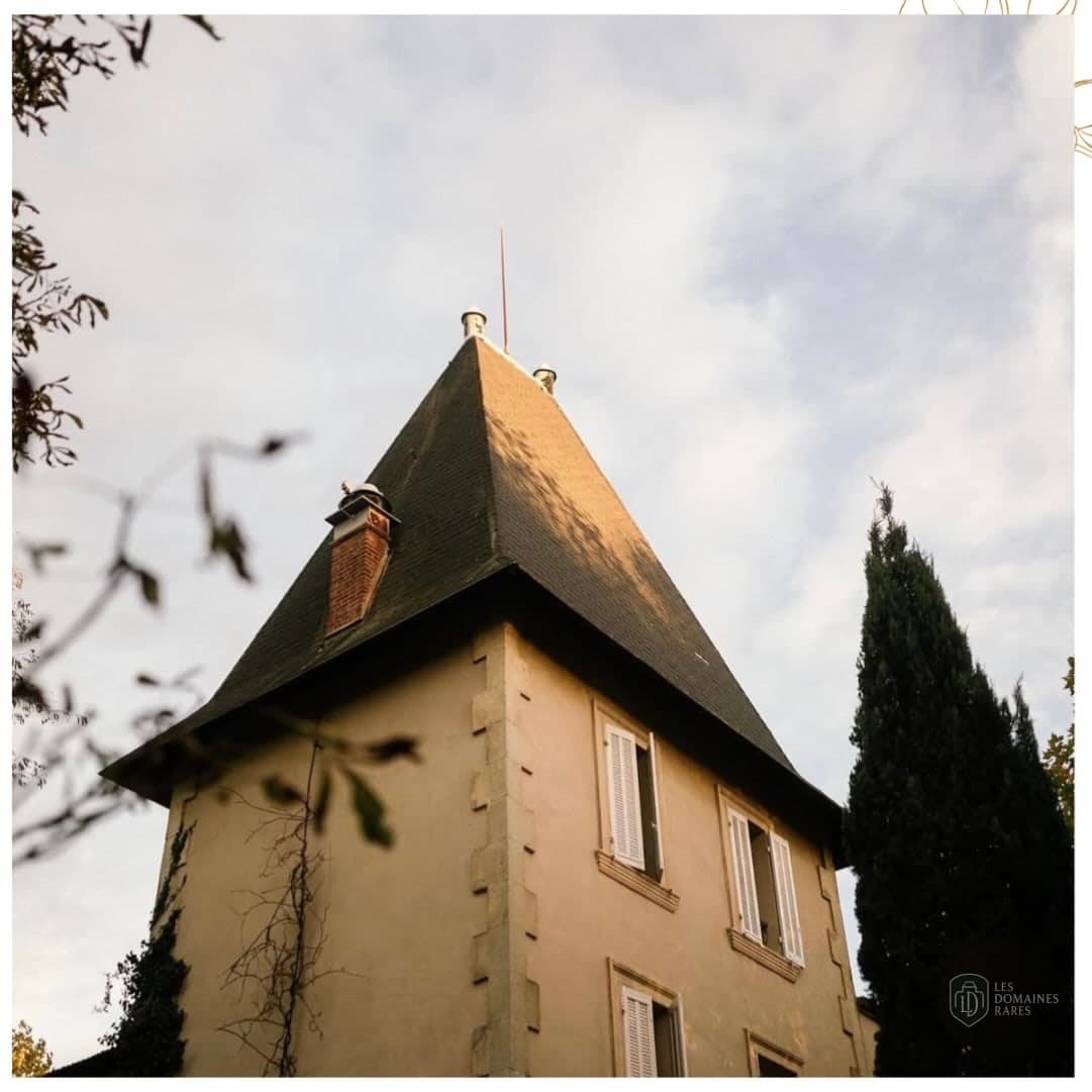 Vue extérieure du château Château de Nans en Provence-Alpes-Côte d'Azur