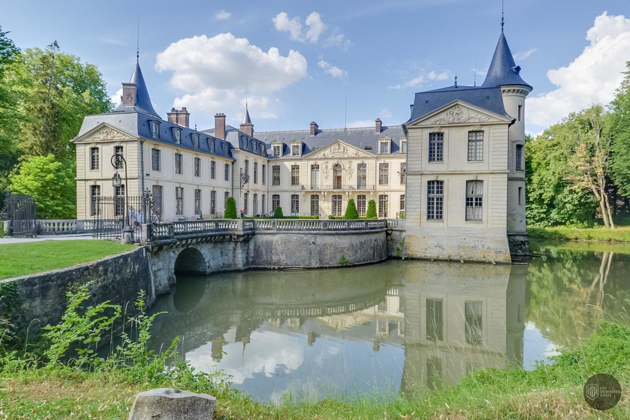 Vue du château Château de Rully à Rully en Bourgogne-Franche-Comté