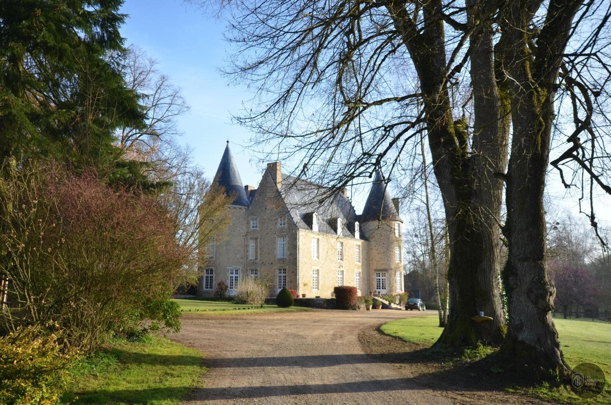 Vue extérieure du château Château de Vaux à Fouchères en Grand Est