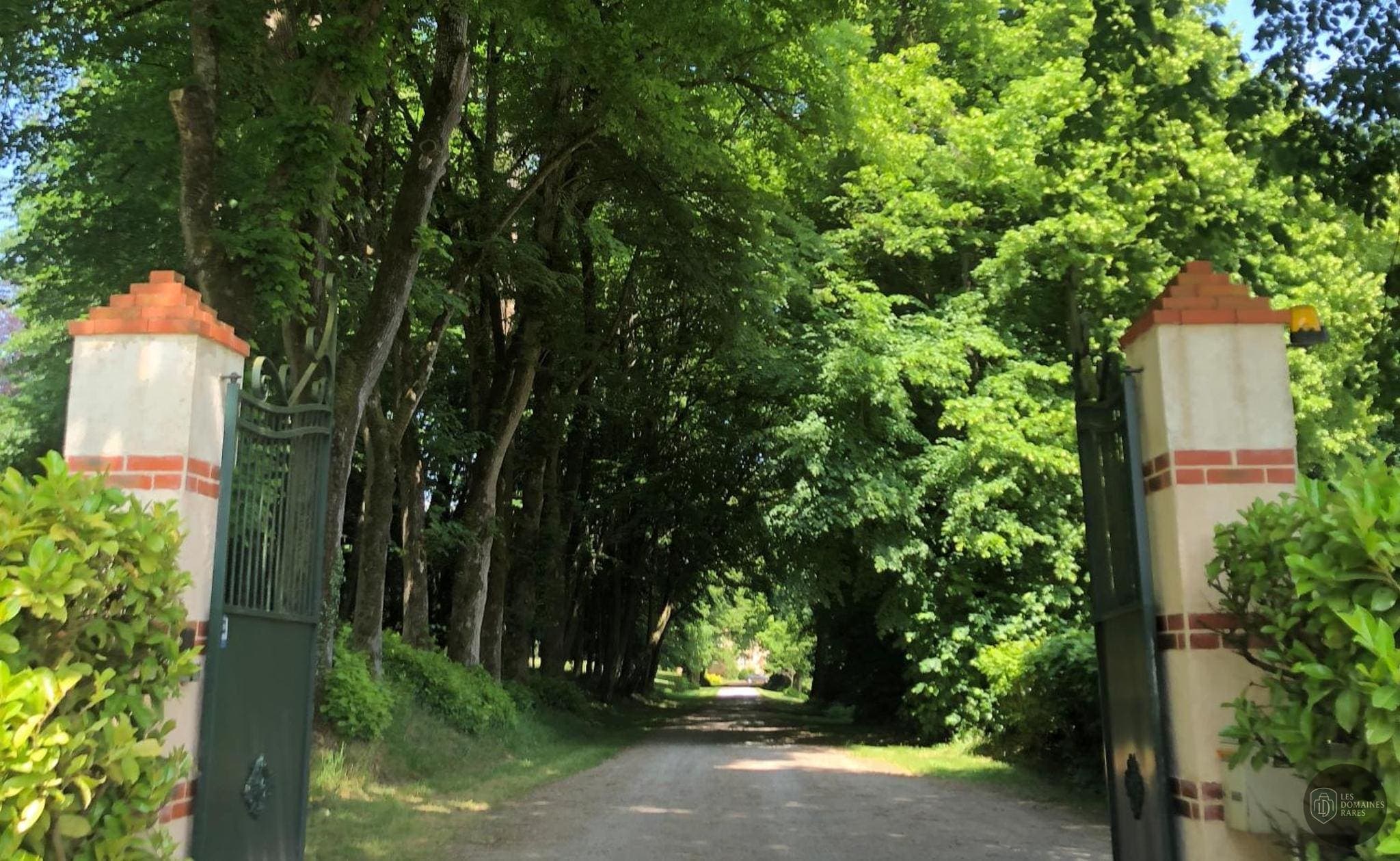 Vue extérieure du château Château de Vaux à Fouchères en Grand Est