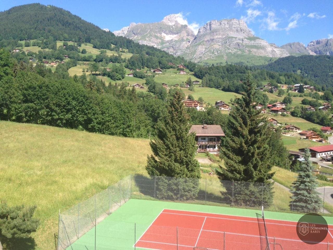 Vue extérieure de l'hôtel Chamois d'Or à Alpe en Auvergne-Rhône-Alpes