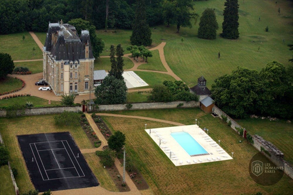Vue extérieure du château Chateau De Montbraye à Parigné en Pays de la Loire