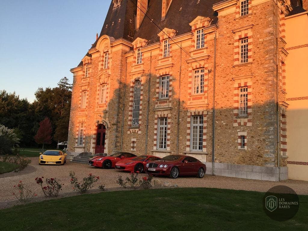 Vue extérieure du château Chateau De Montbraye à Parigné en Pays de la Loire