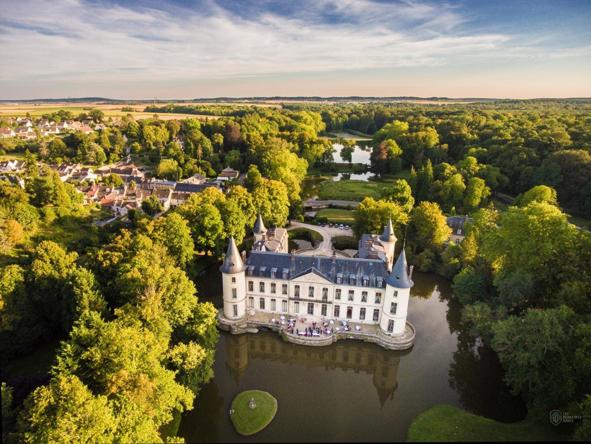 Vue du château Chateau d'Ermenonville à Ermenonville en Hauts-de-France