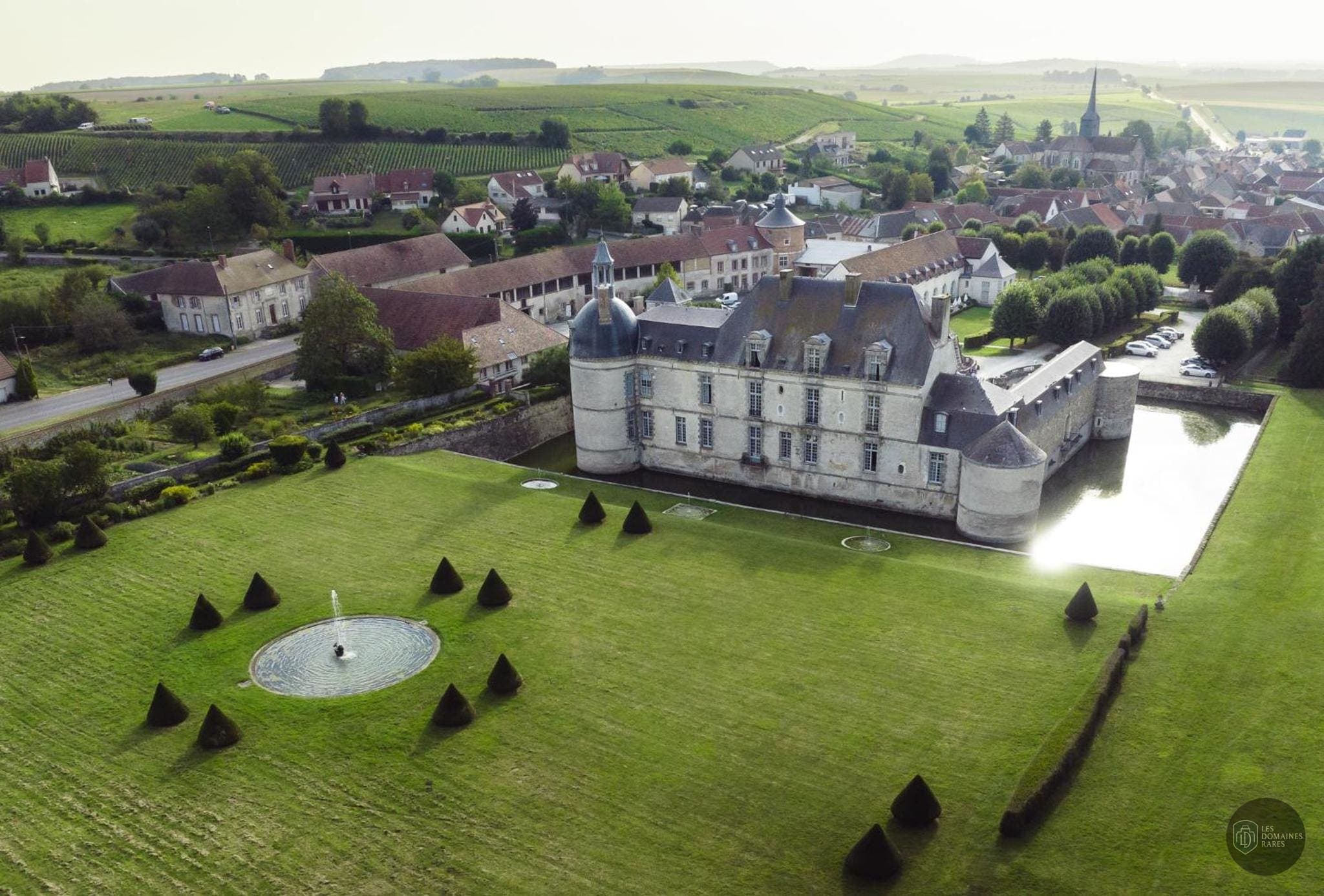 Vue extérieure du château Chateau d'Etoges à Toges en Grand Est