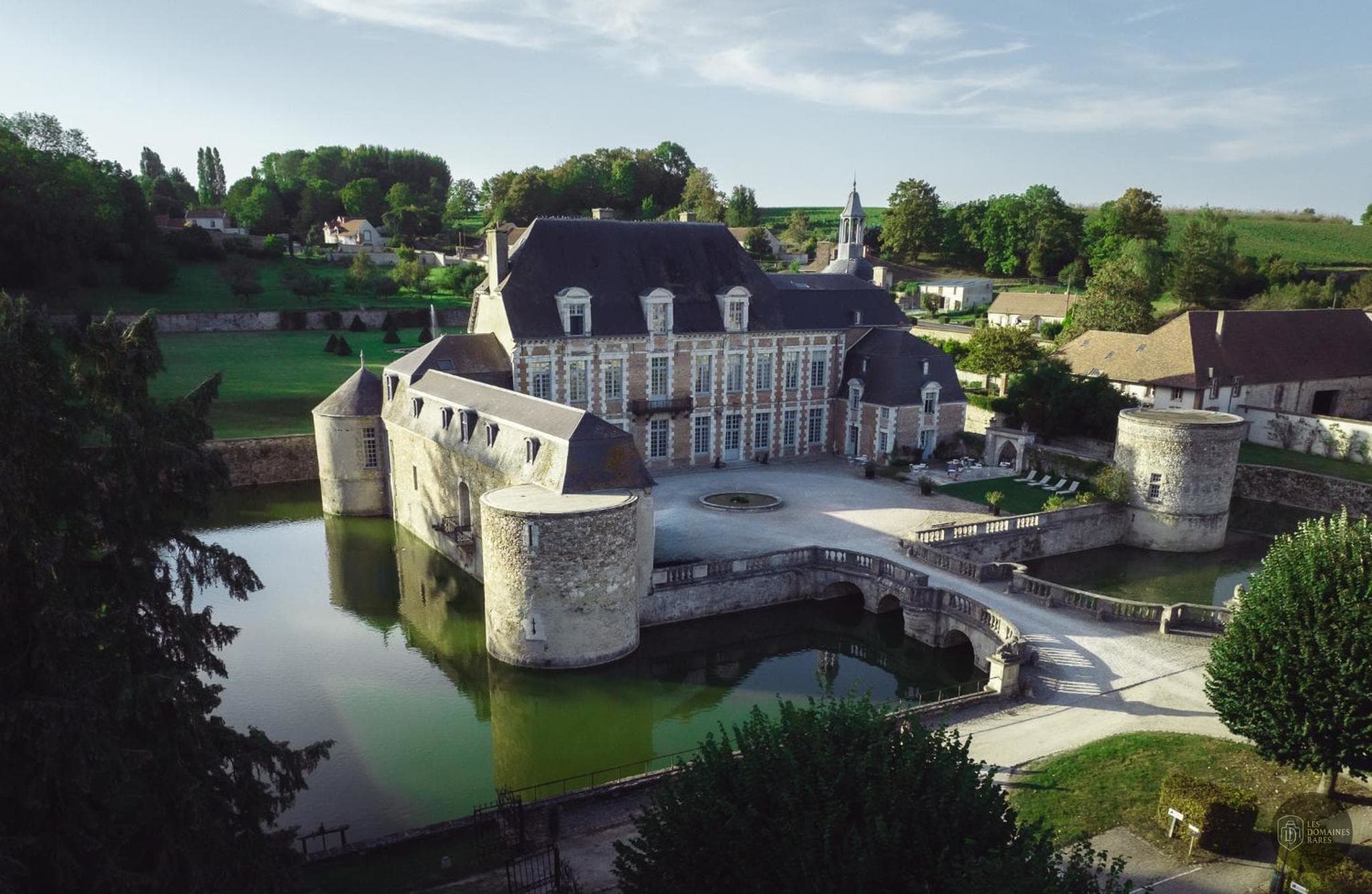 Vue extérieure du château Chateau d'Etoges à Toges en Grand Est