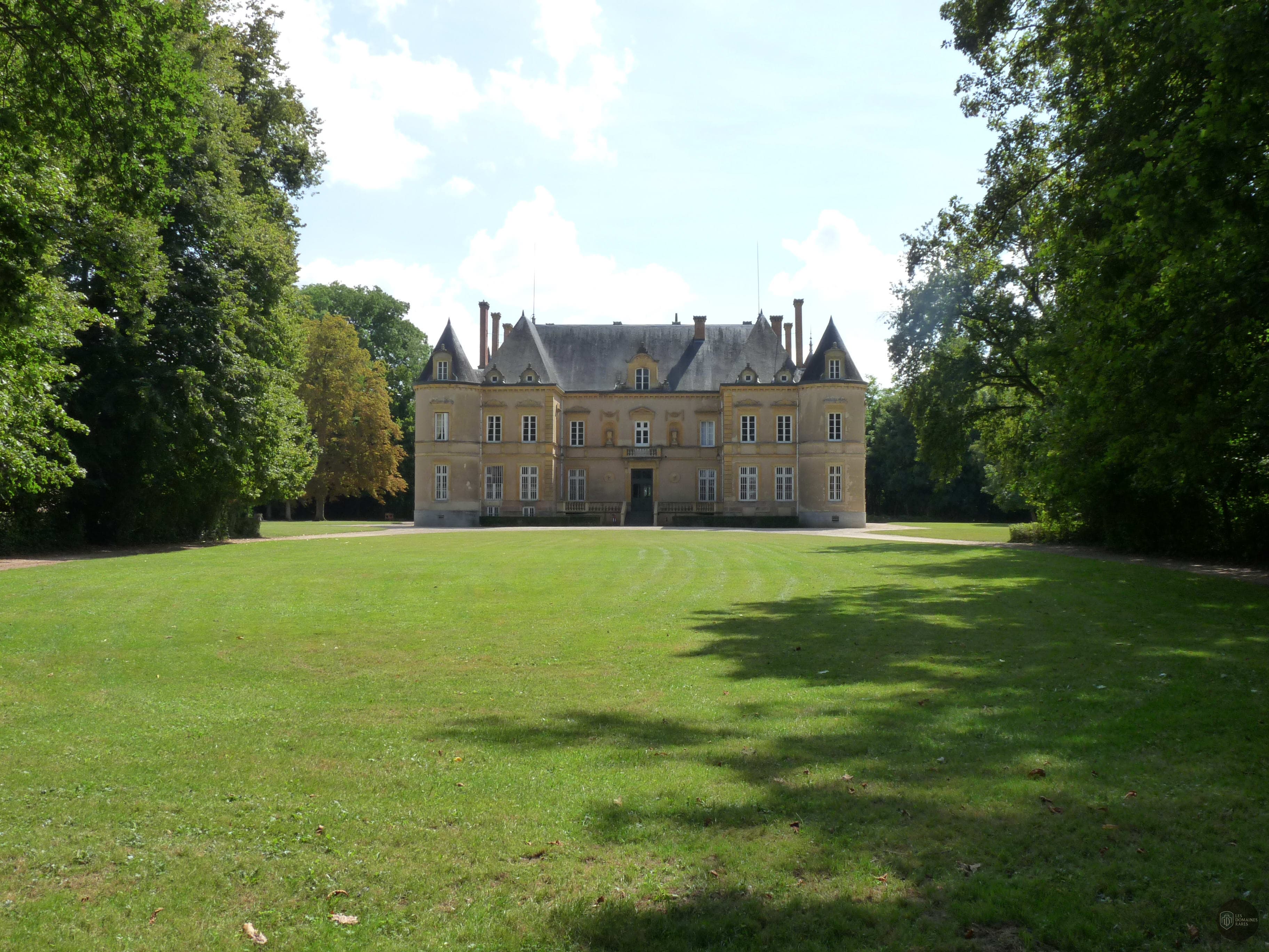 Vue extérieure du château Chateau de Beaulon à Beaulon en Auvergne-Rhône-Alpes