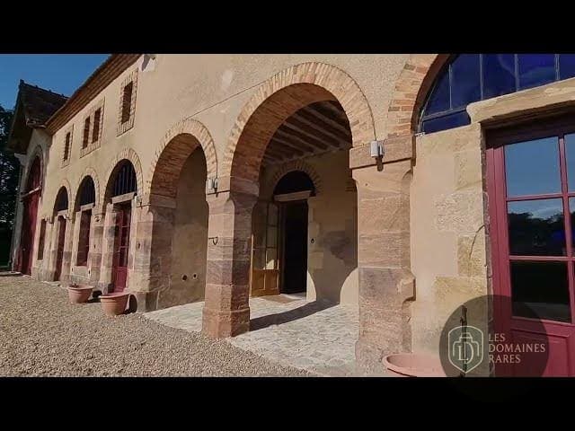 Vue extérieure du château Chateau de Beaulon à Beaulon en Auvergne-Rhône-Alpes
