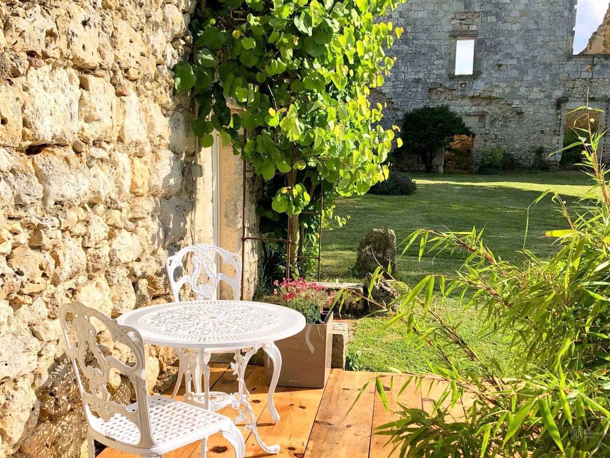 Vue extérieure du château Château de Drudas en Occitanie