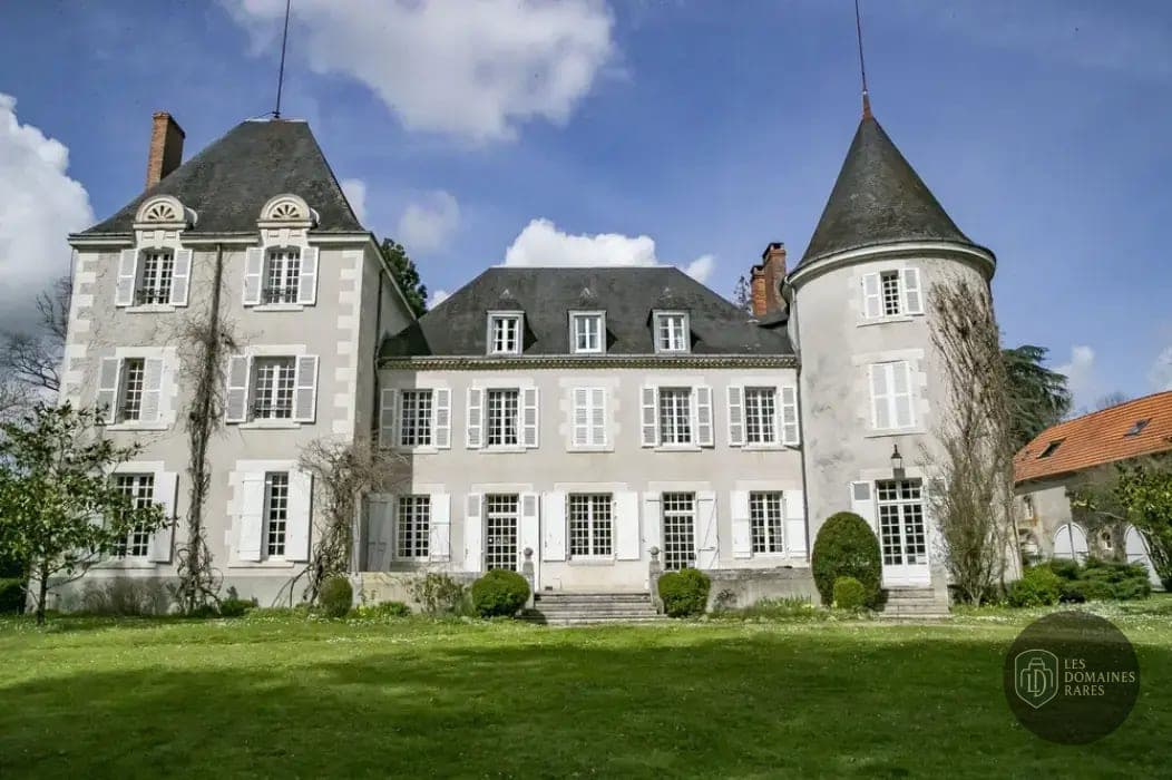 Vue extérieure du château Chateau de Mazieres à Tendu en Centre-Val de Loire