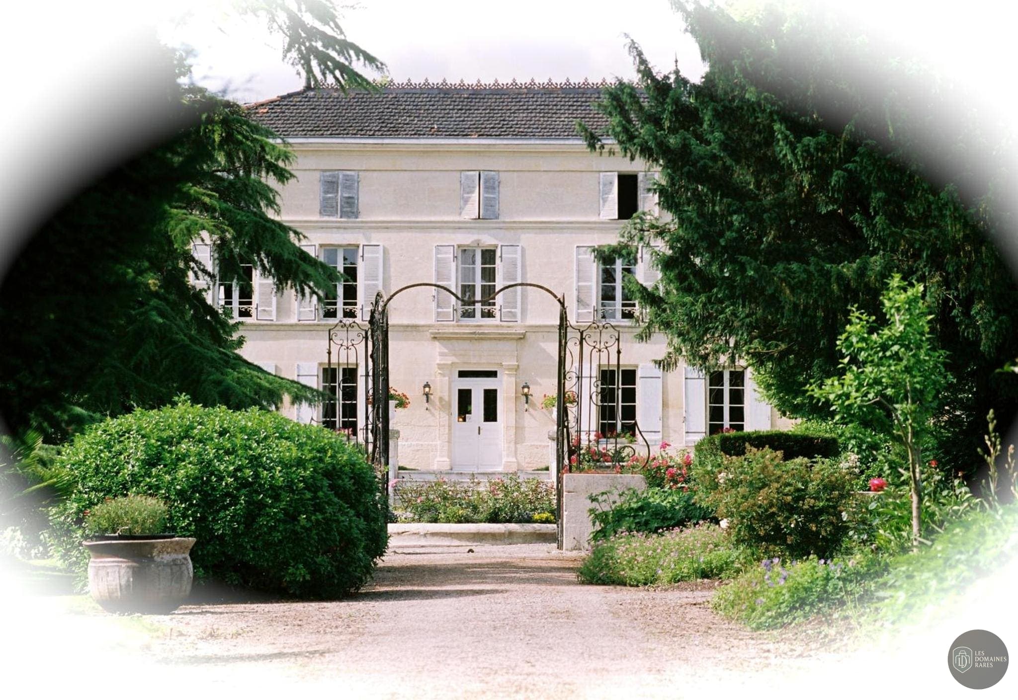 Vue extérieure du château Chateau de Mesnac à Mesnac en Nouvelle-Aquitaine