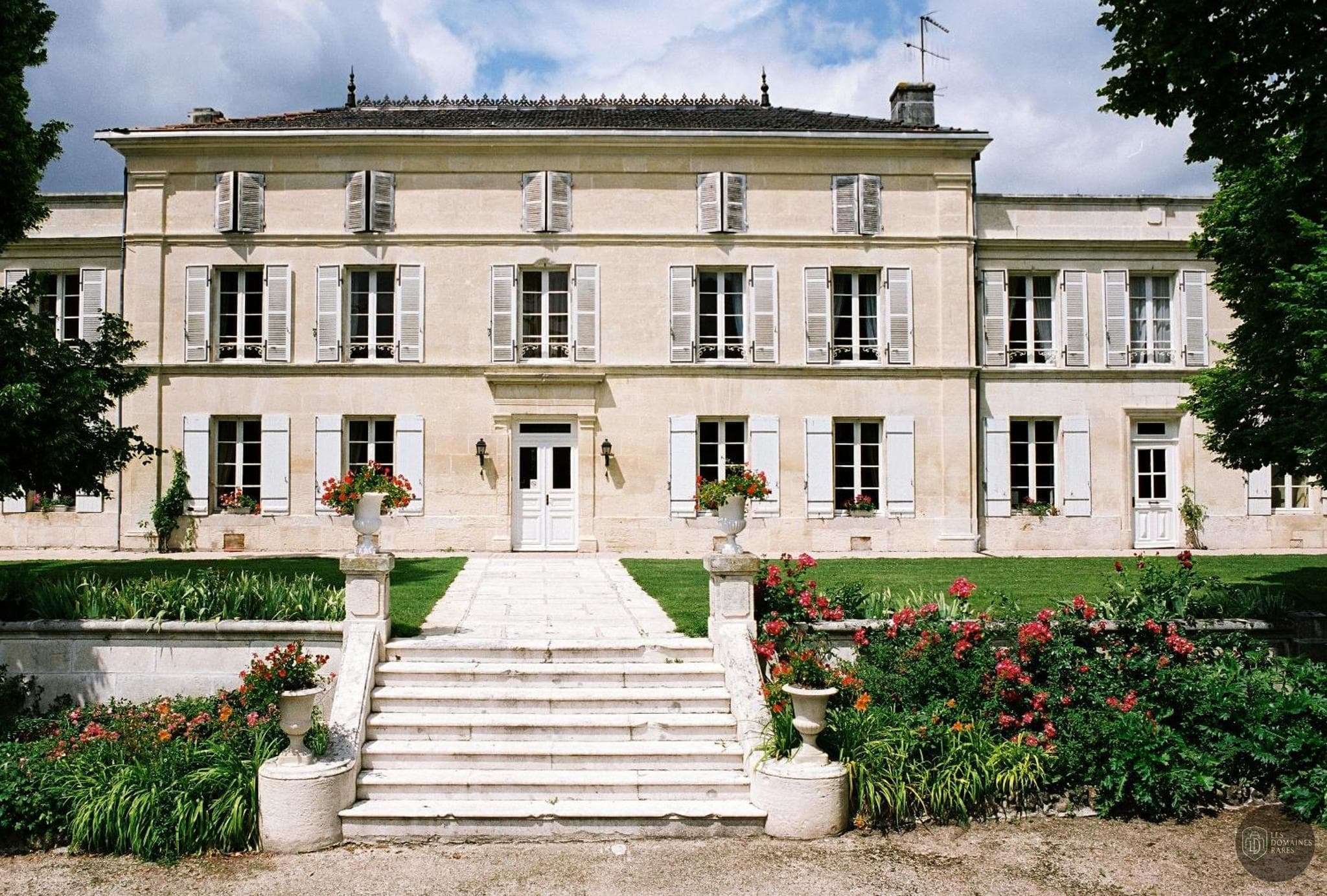 Vue extérieure du château Chateau de Mesnac à Mesnac en Nouvelle-Aquitaine
