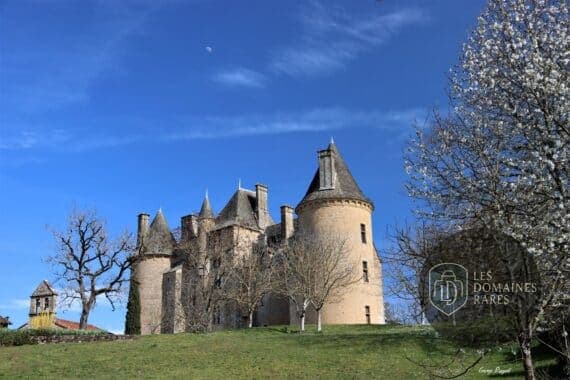 Vue extérieure du château Chateau de Montal en Occitanie