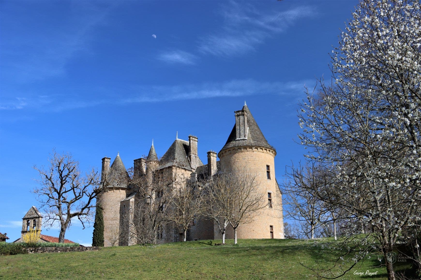 Vue extérieure du château Chateau de Montal en Occitanie