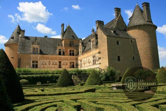 Vue extérieure du château Chateau de Montal en Occitanie