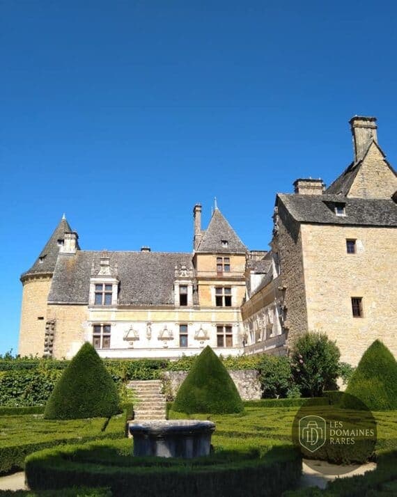 Vue extérieure du château Chateau de Montal en Occitanie