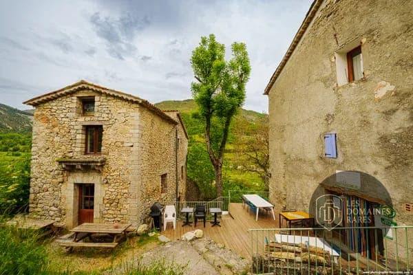 Vue extérieure du château Chateau de Riell à Molitg en Occitanie