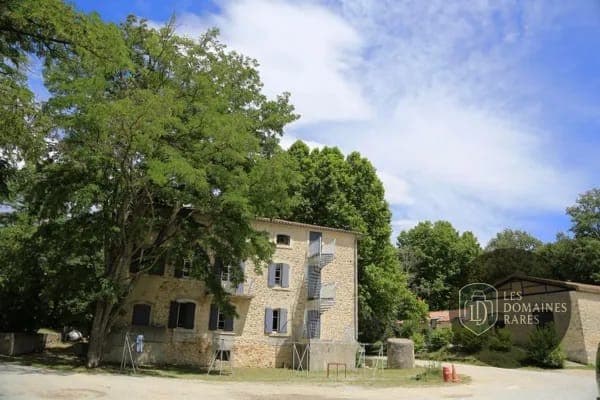 Vue extérieure du château Chateau de Riell à Molitg en Occitanie