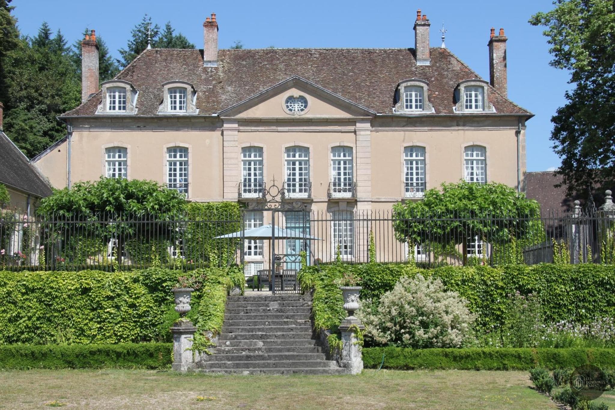 Vue extérieure du château Chateau de Villette à Menestreau en Centre-Val de Loire