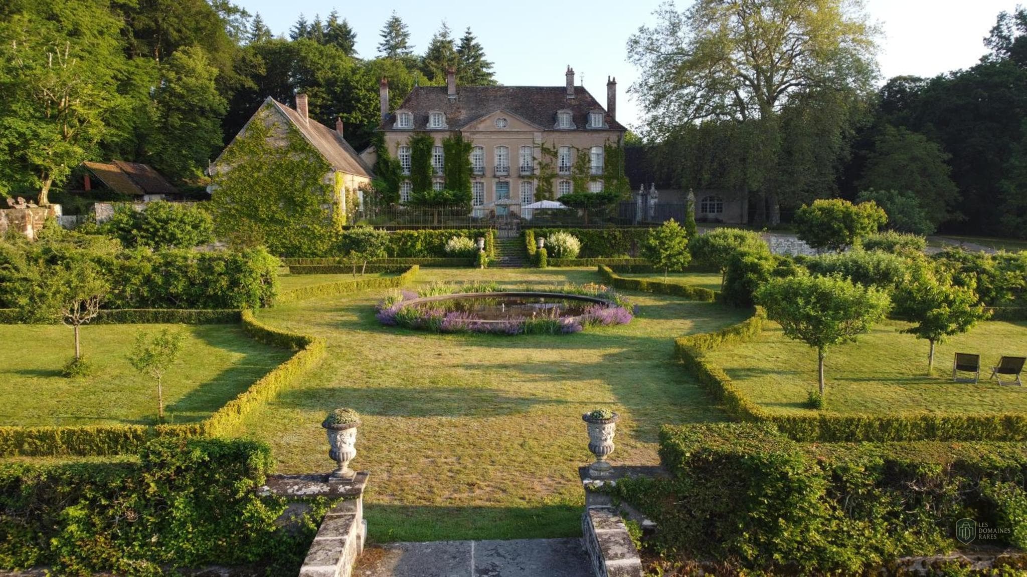 Vue extérieure du château Chateau de Villette à Menestreau en Centre-Val de Loire