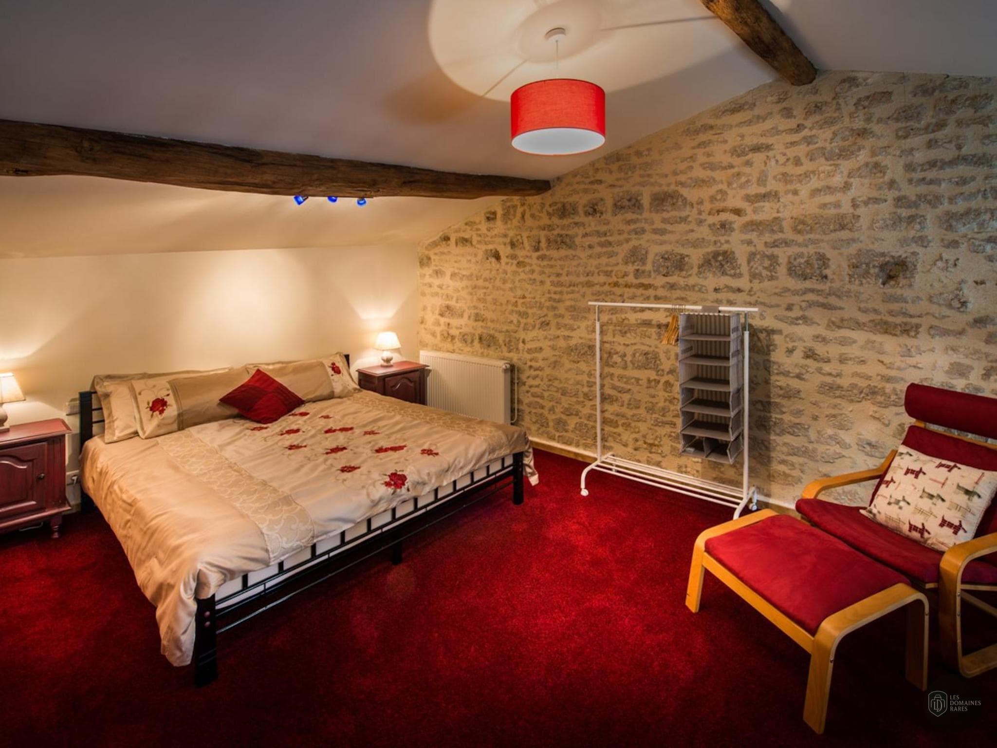 Chambre du château Chateau des Loges à Le en Auvergne-Rhône-Alpes - séminaire le perreon, france