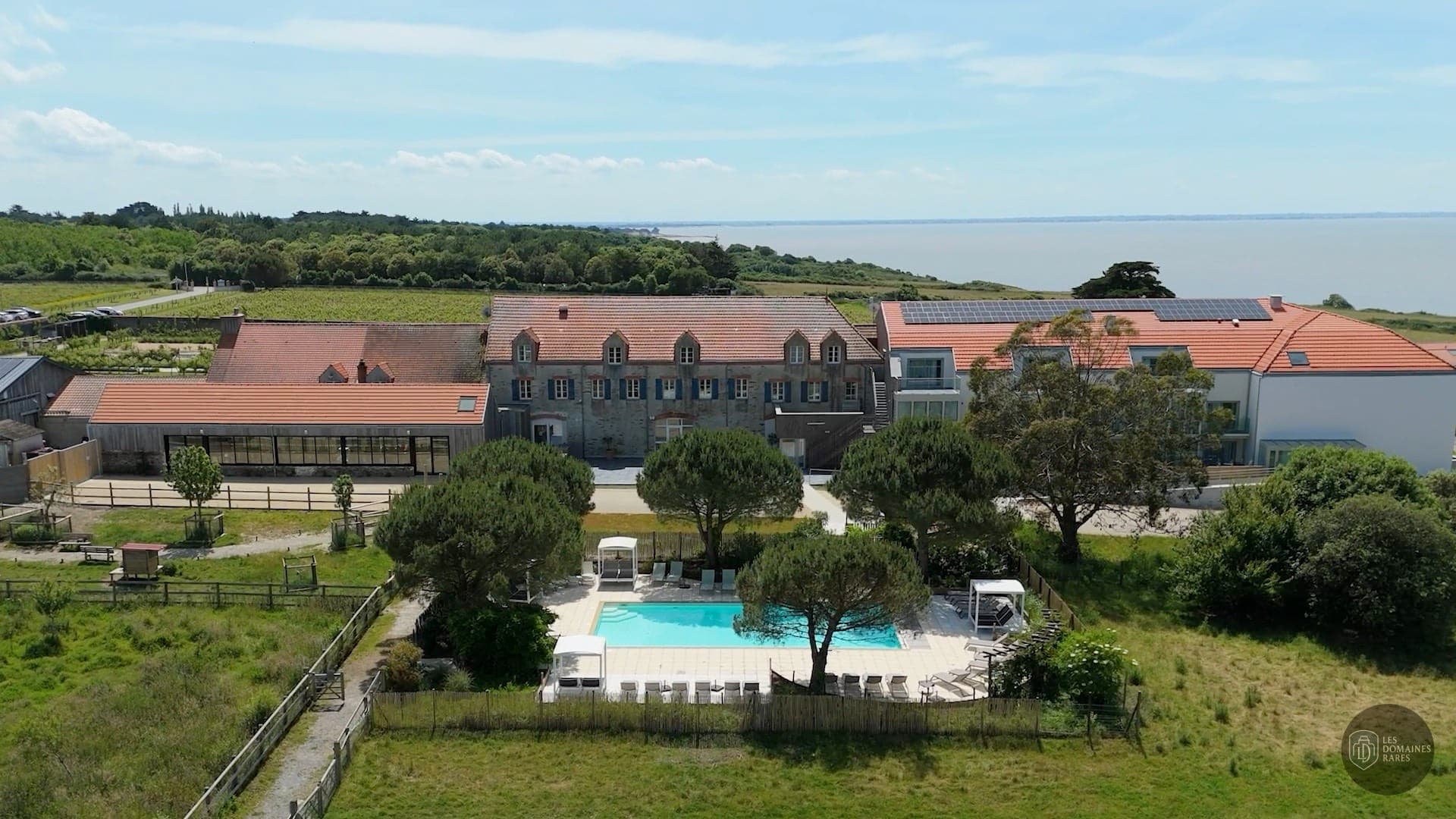 Vue aérienne domaine avec piscine