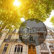 Façade d'un bâtiment avec arbres